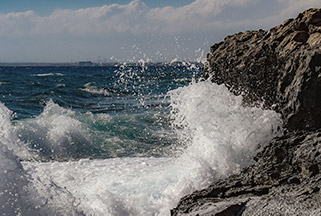 onda infranta su scoglio