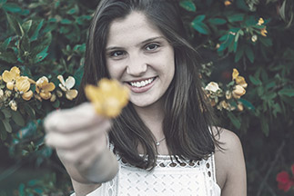 ragazza con fiore giallo